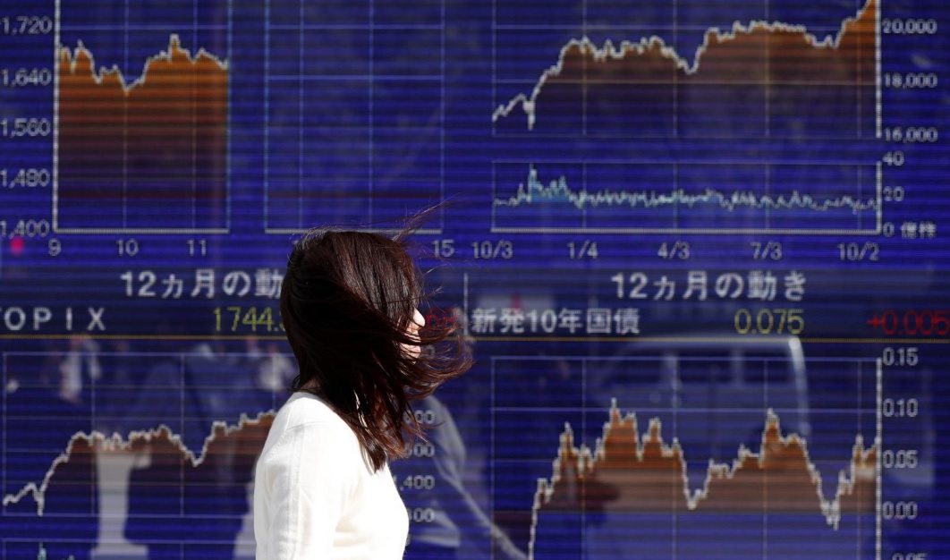 Asian stocks fall with oil amid global economy fears