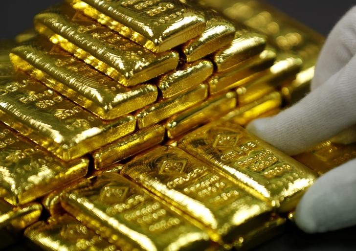 Gold jumped above $ 1,300: investors fear the future