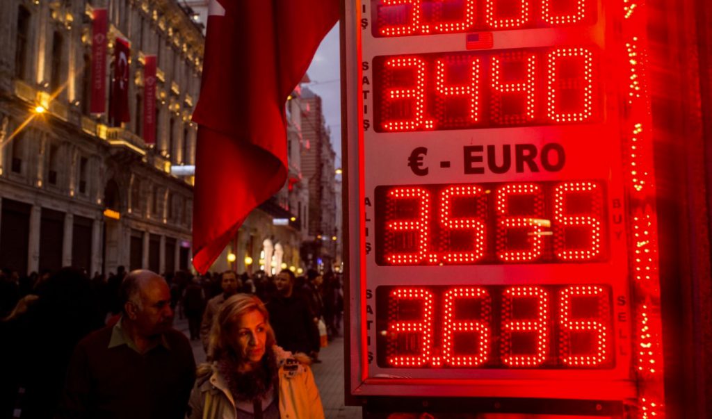 Turkish lira fell by 5% before elections