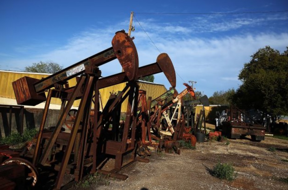 Oil sinks 2.7% as US crude stockpiles surge, demand worries flare