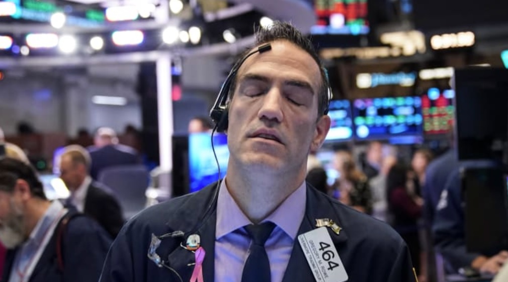 Dow drops 300 points on dimming hopes around US-China trade talks